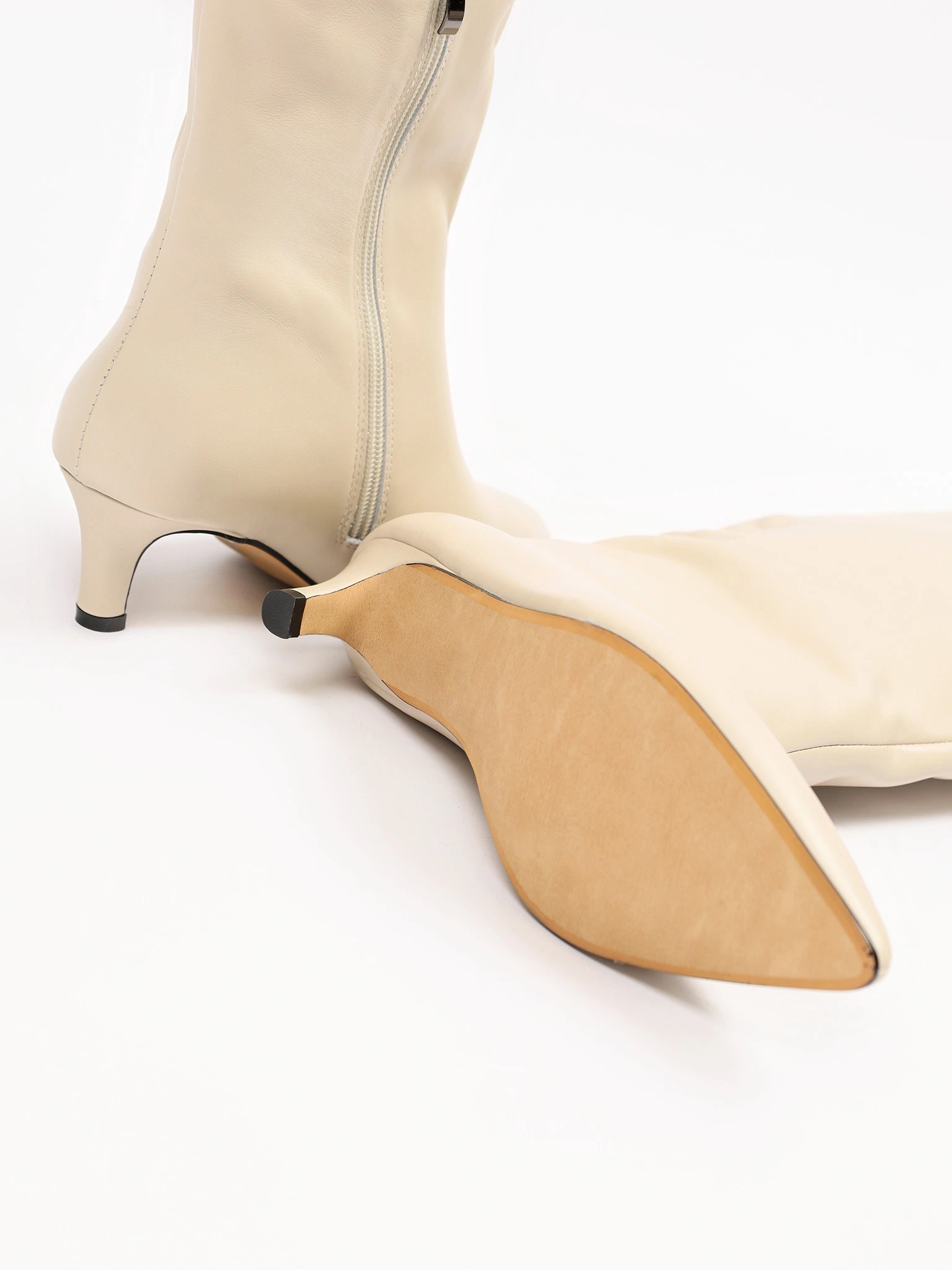 Сапоги молочного цвета на среднем каблуке